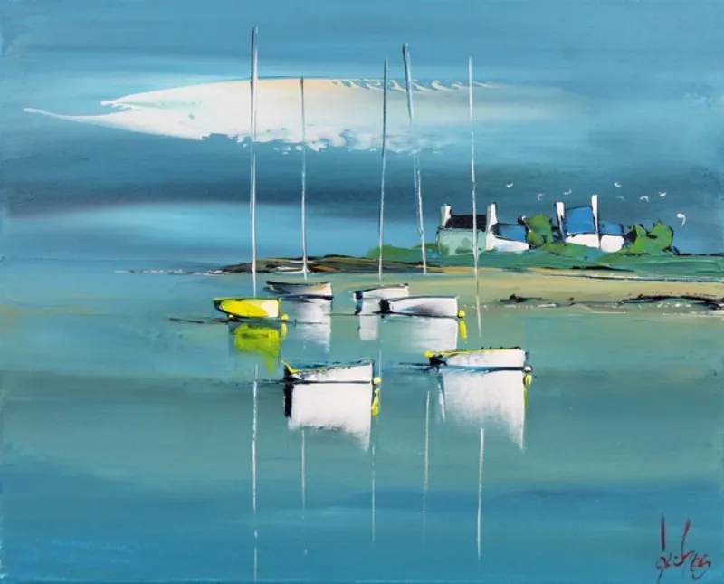 Une statue gorille XXL moderne en résine gris métallisé, installée sur une pelouse verte impeccable devant une façade architecturale contemporaine.